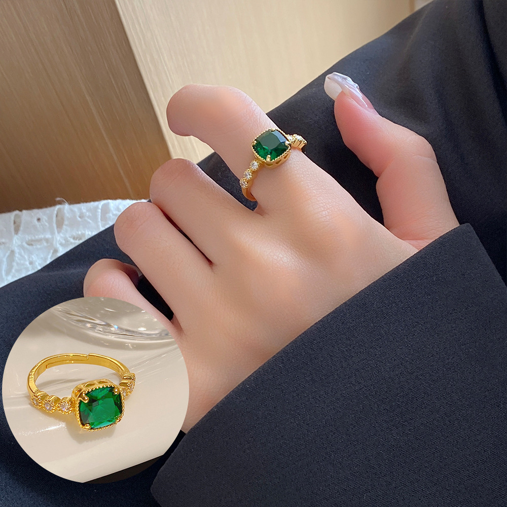 Designer Korean Style INS Wind Simple Exquisite Green Diamond Ring for Women, Niche Design Sense, Adjustable Open Ring, Light Luxury Jewelry