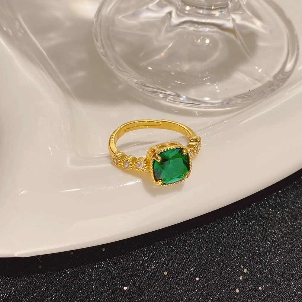 Designer Korean Style INS Wind Simple Exquisite Green Diamond Ring for Women, Niche Design Sense, Adjustable Open Ring, Light Luxury Jewelry
