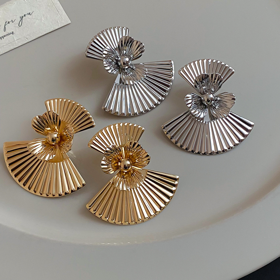 French retro light luxury fan-shaped earrings for women, unique design, elegant earrings, simple and cool style, high-end feel - view 8