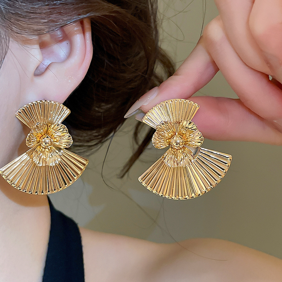 French retro light luxury fan-shaped earrings for women, unique design, elegant earrings, simple and cool style, high-end feel - view 4