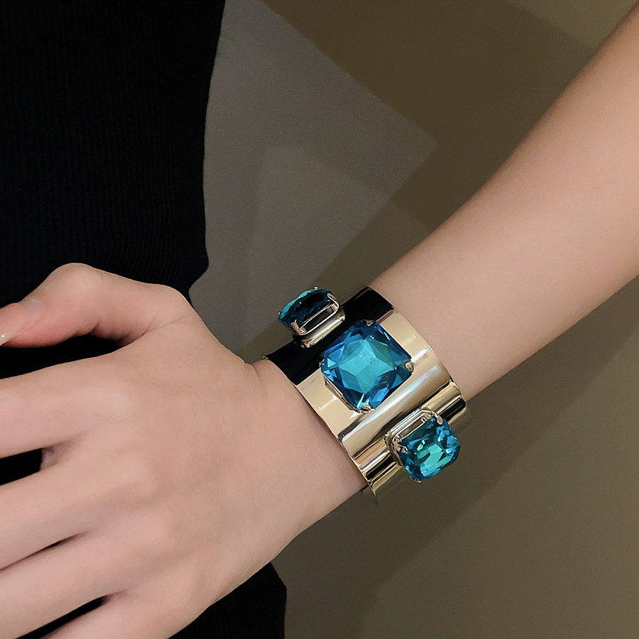 2026 New European and American Style Metal Diamond Inlaid Square Open Bracelet with Exaggerated Design, Unique Fashionable Women's Jewelry - view 7