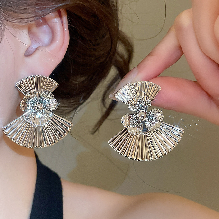 French retro light luxury fan-shaped earrings for women, unique design, elegant earrings, simple and cool style, high-end feel - view 5
