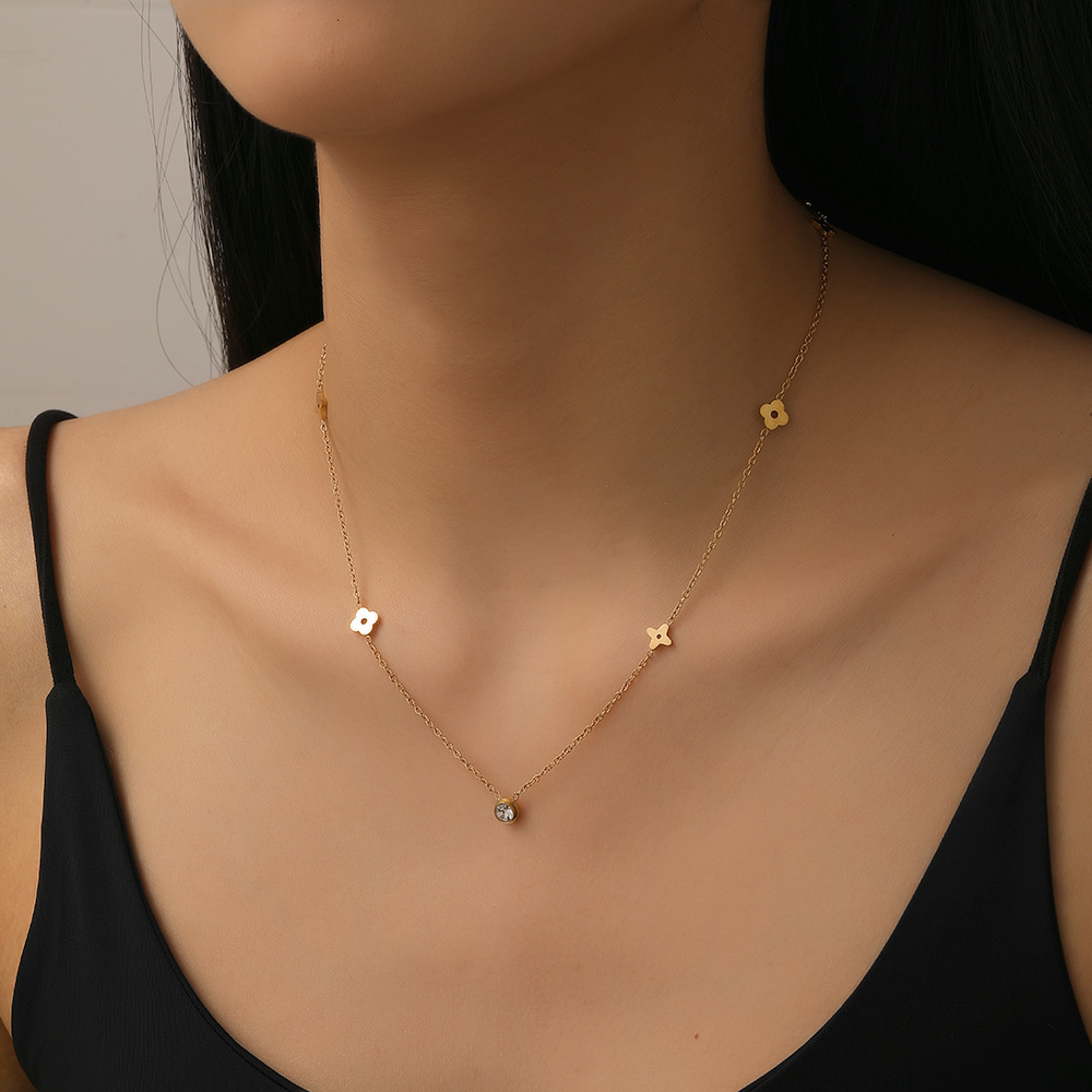 Designer French Style Light Luxury Flower Clover Single Diamond Titanium Steel Necklace for Women Fashion Versatile Gentle High-end Exquisite Clavicle