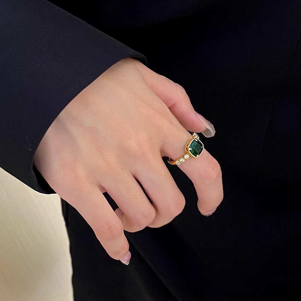 Designer Korean Style INS Wind Simple Exquisite Green Diamond Ring for Women, Niche Design Sense, Adjustable Open Ring, Light Luxury Jewelry