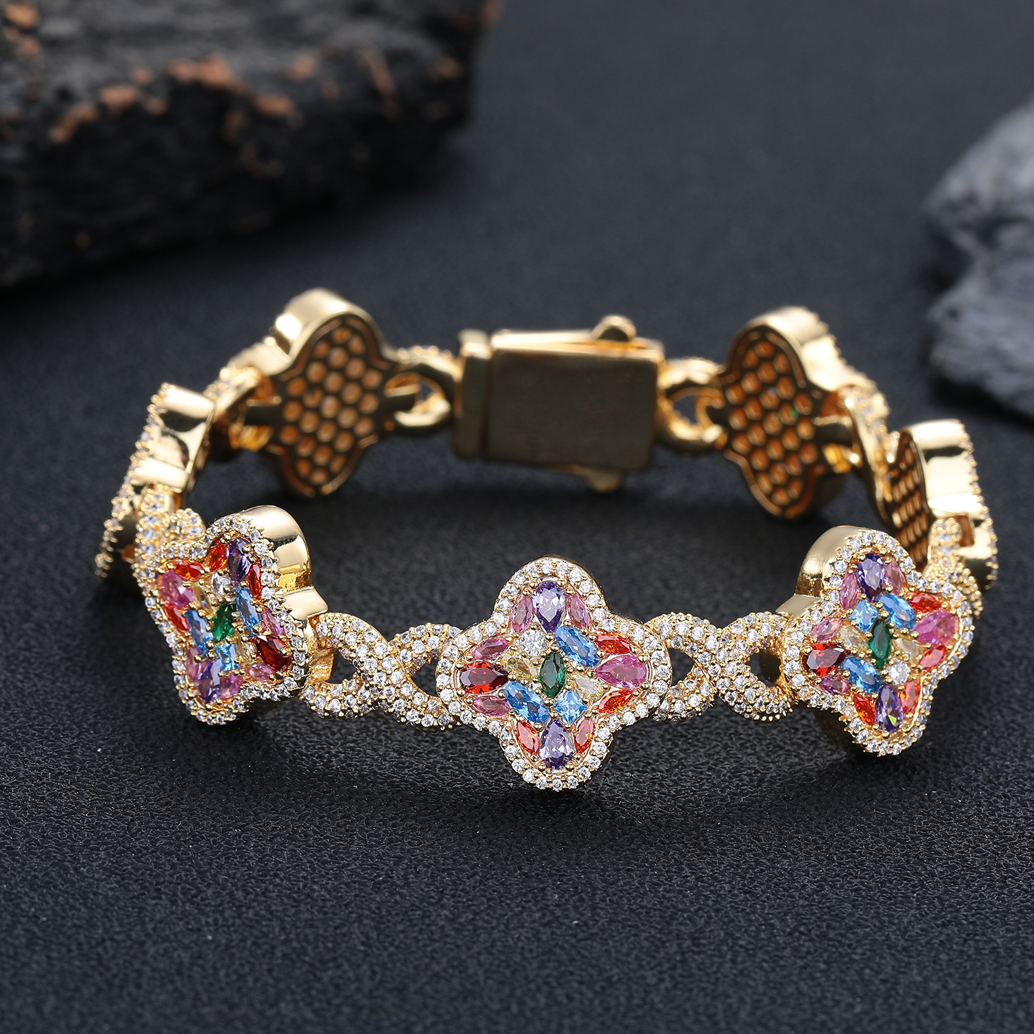 Luxury Brand Designer Womens 2026 New Clover Shape Colorful Full Paved Rhinestone Bracelet Sweet Style Crystal Jewelry Daily Wear Chic Stylish Modern 