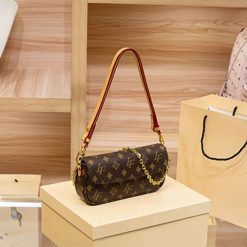 Versatile Women's Spring/Summer New Classic Versatile Shoulder Niche Design Small Square Crossbody Bag
