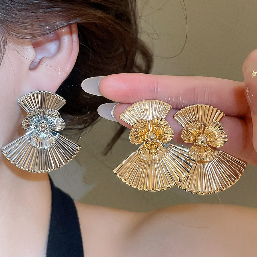 French retro light luxury fan-shaped earrings for women, unique design, elegant earrings, simple and cool style, high-end feel - view 3