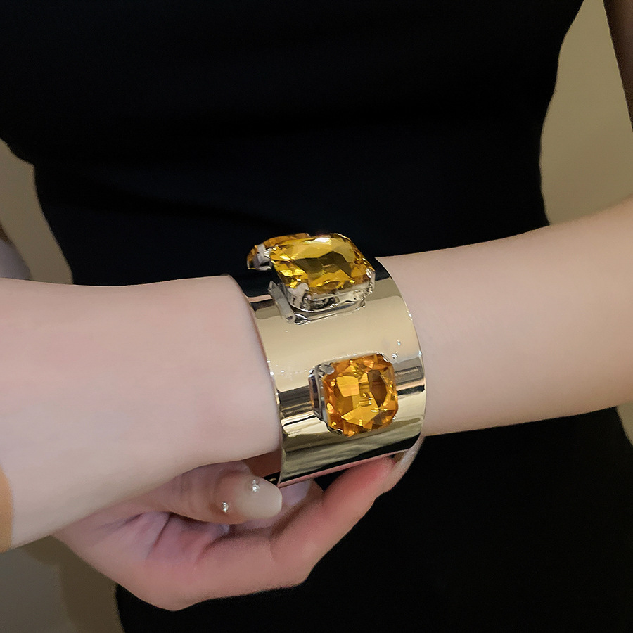 2026 New European and American Style Metal Diamond Inlaid Square Open Bracelet with Exaggerated Design, Unique Fashionable Women's Jewelry - view 5