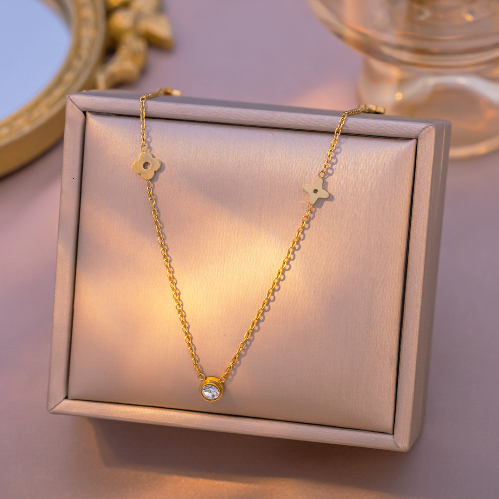 Designer French Style Light Luxury Flower Clover Single Diamond Titanium Steel Necklace for Women Fashion Versatile Gentle High-end Exquisite Clavicle