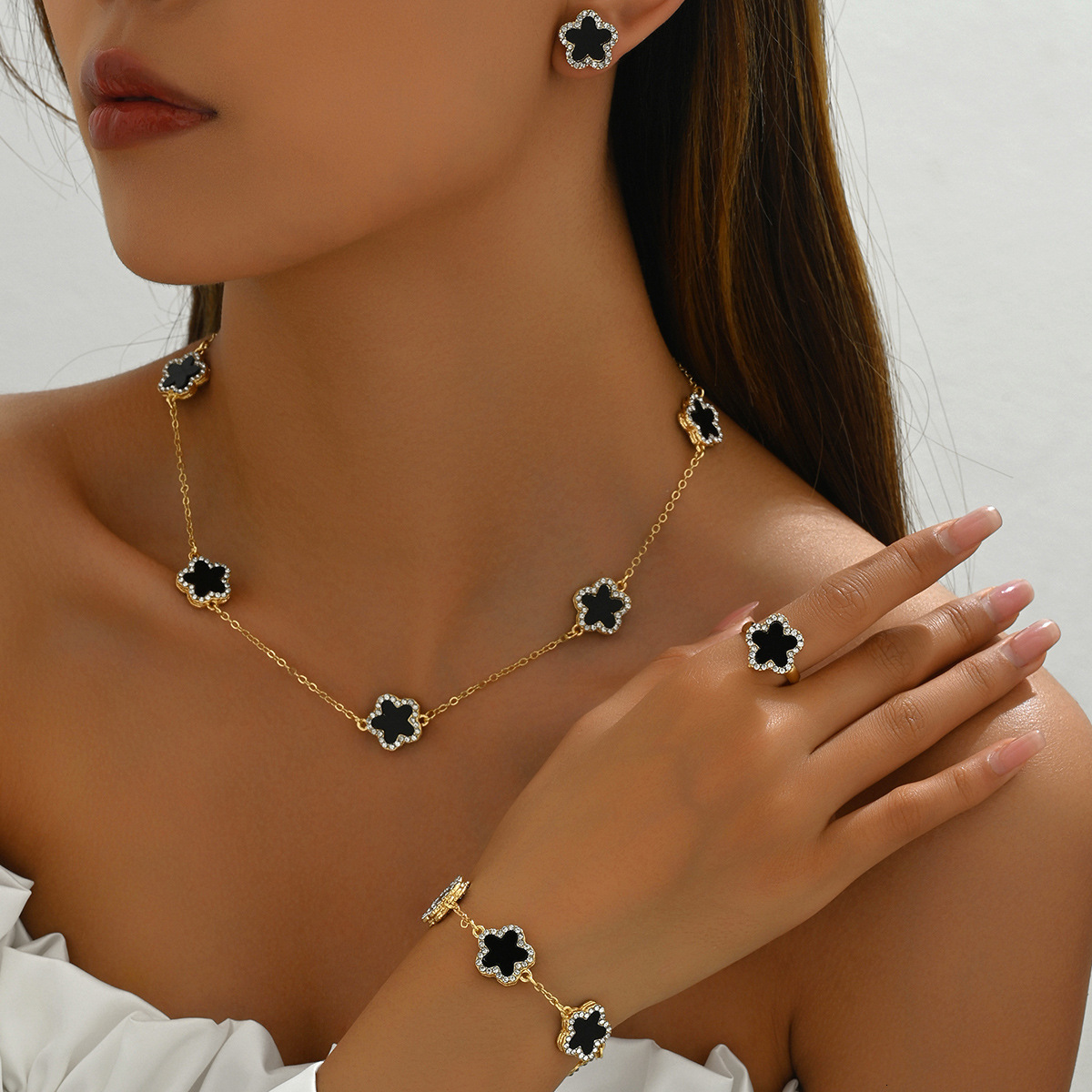 designer necklace jewelry Hotselling women bracelet jewelry set with floral diamond design necklace earrings versatile niche ring High quality accesso