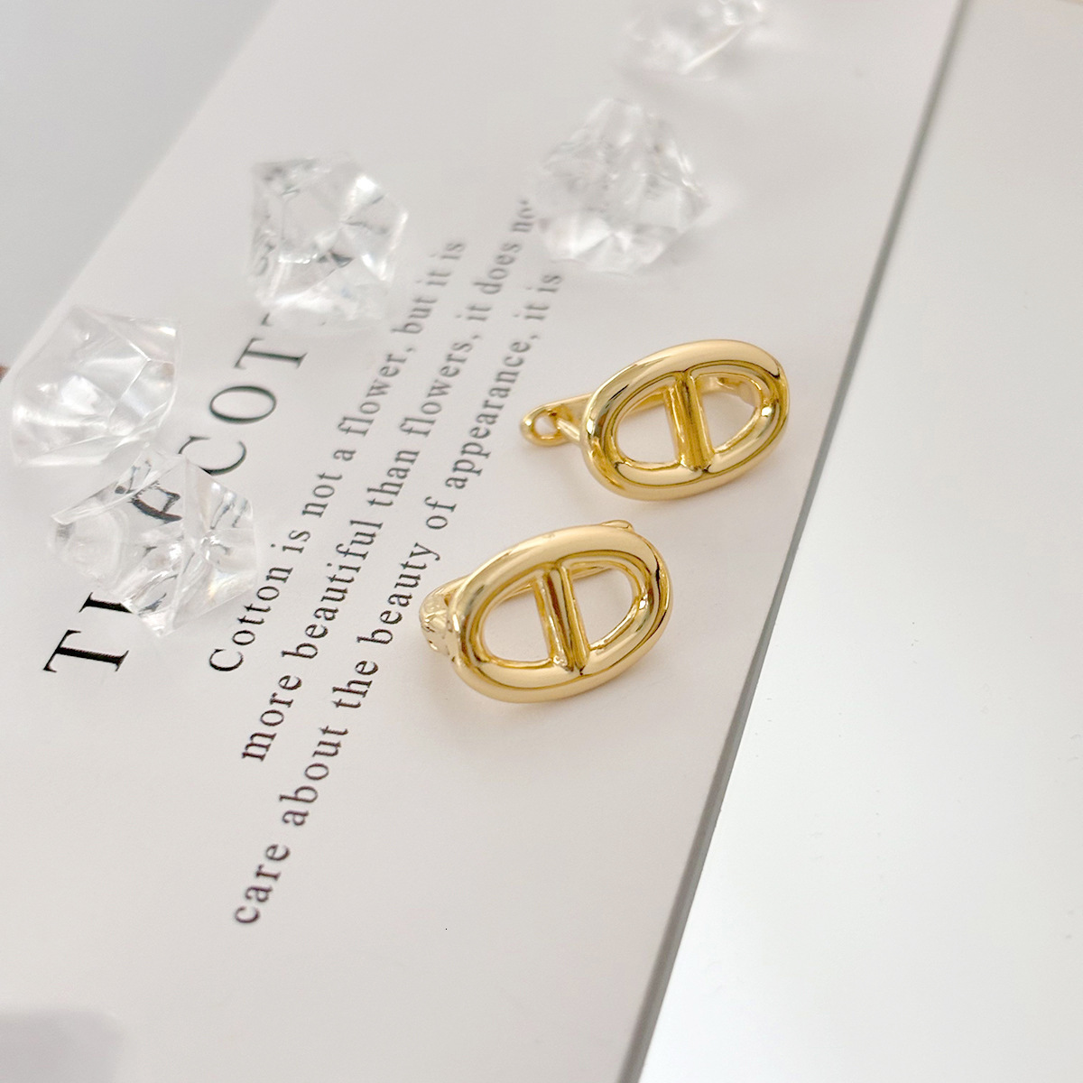 designer necklace jewelry Unique HollowedOut Minimalist Earrings GoldPlated Copper Niche HighEnd Style Stud Earrings for Women High quality accessorie