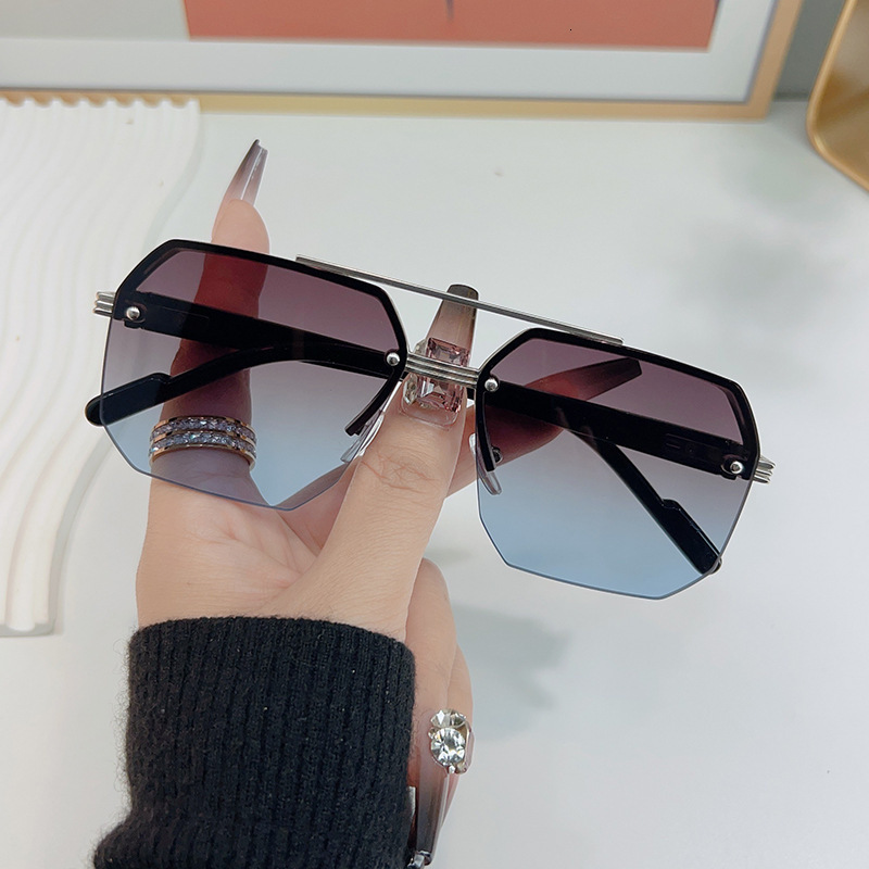 2026 High End Designer Women's Sunglasses Famous Brand Daily Wear Accessories Windproof Sun Shield Outdoor Driving Shades Wholesale