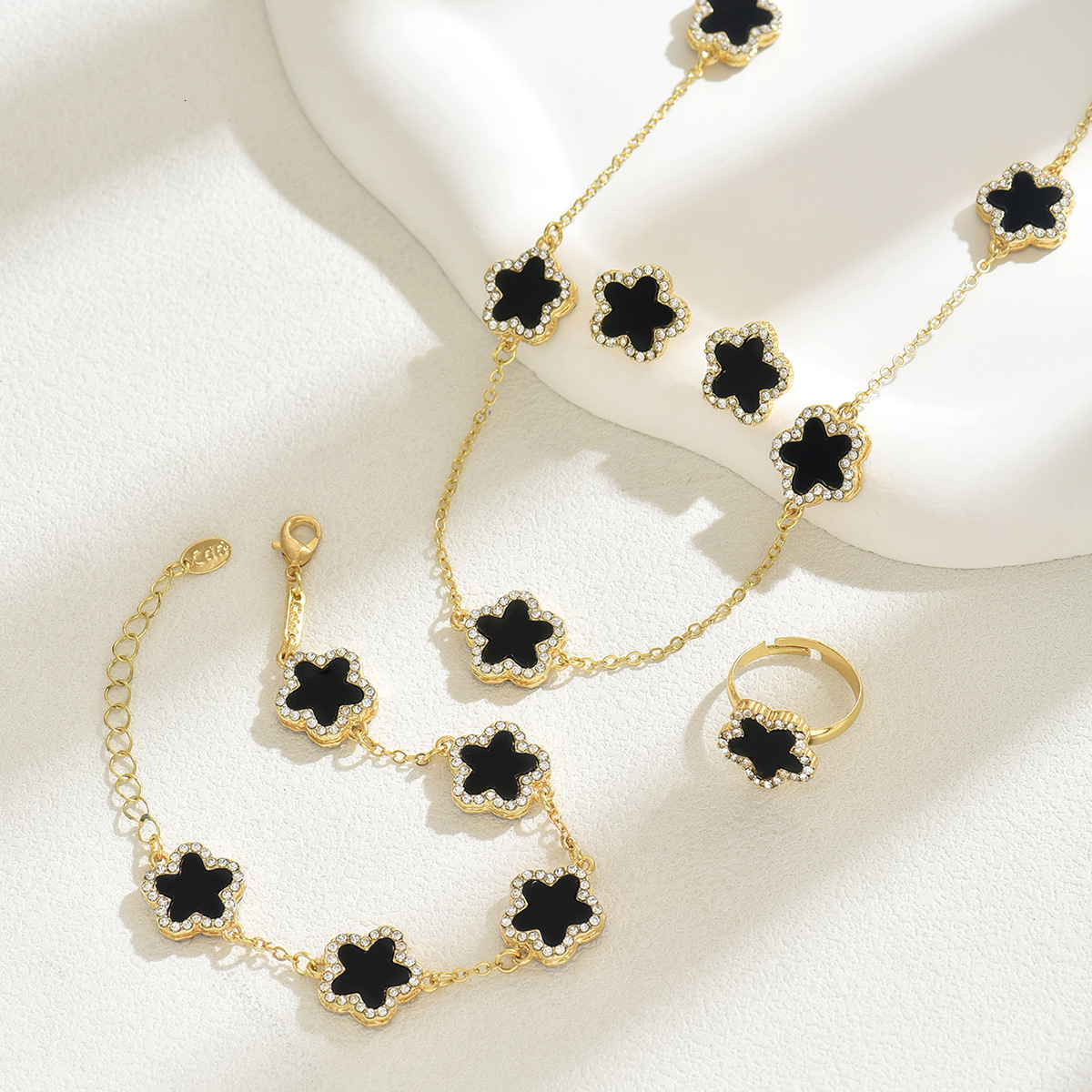 designer necklace jewelry Hotselling women bracelet jewelry set with floral diamond design necklace earrings versatile niche ring High quality accesso