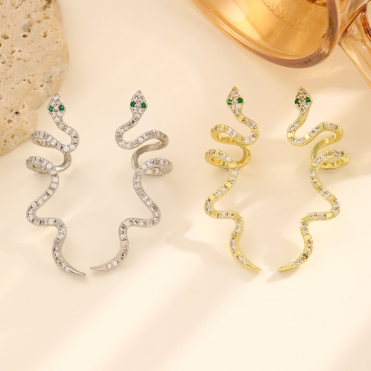 Designer European and American style unique punk retro snake-shaped ear clip without piercing, zodiac snake ear cuff, snake year earrings for those wi