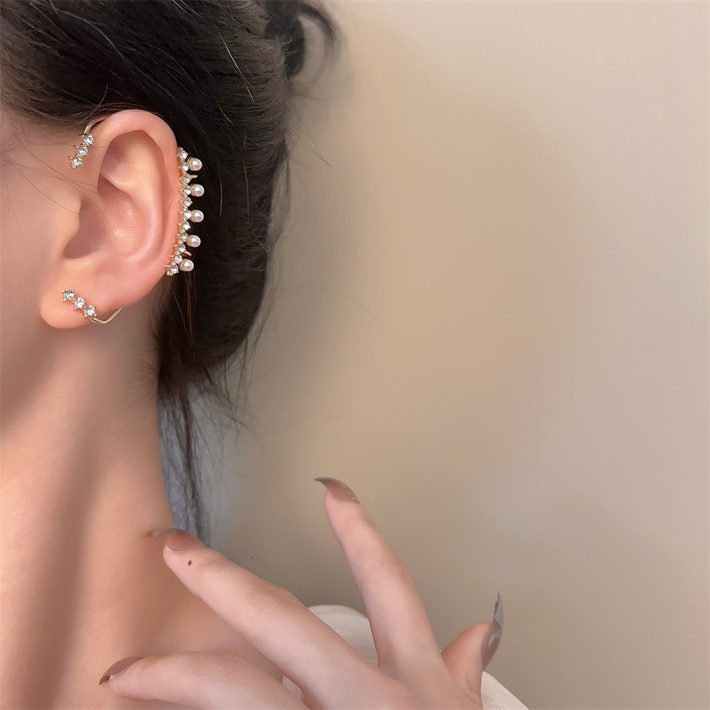 Designer European and American ins-style diamond-embellished butterfly ear cuffs for women, non-pierced butterfly ear cuffs, fashionable niche