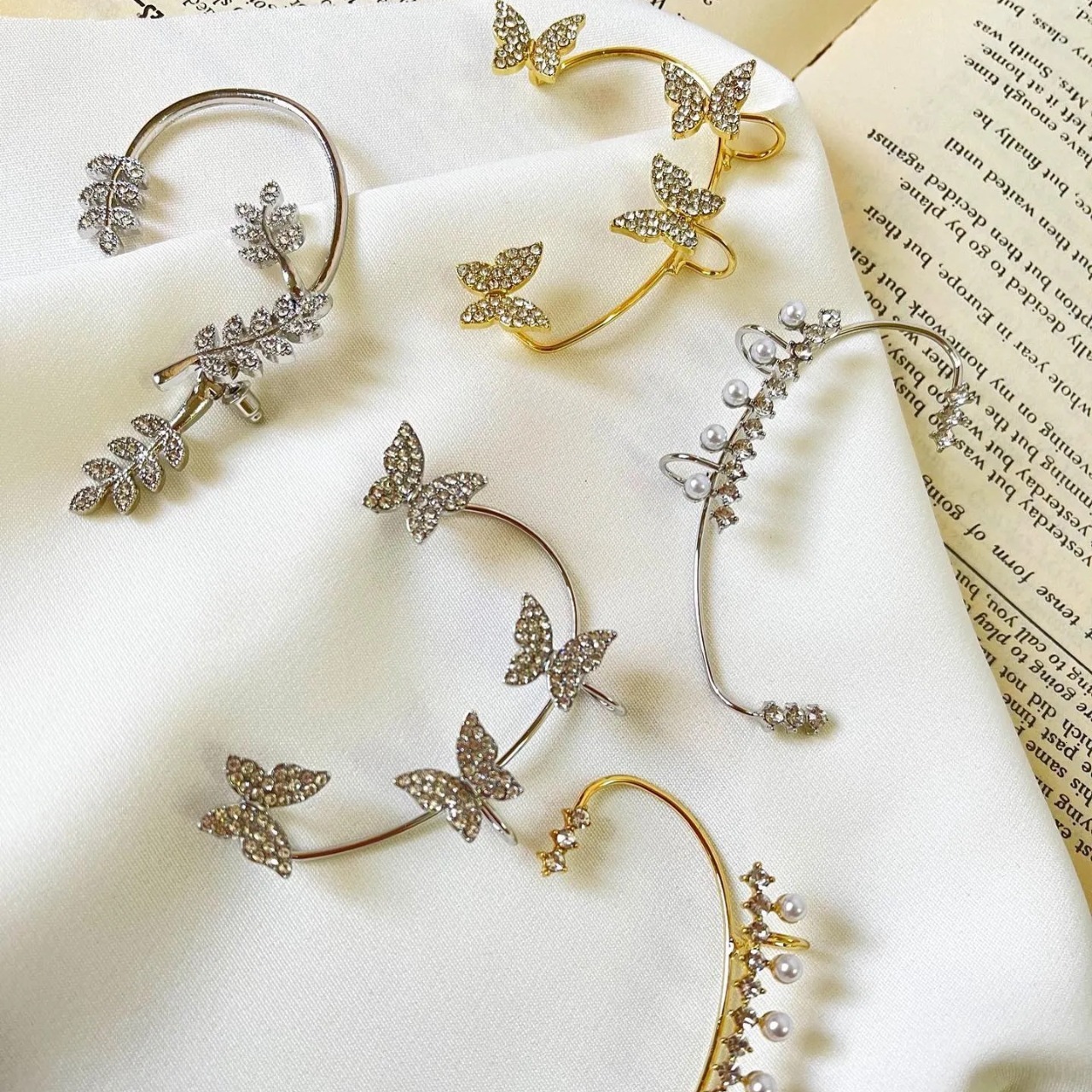 Designer European and American ins-style diamond-embellished butterfly ear cuffs for women, non-pierced butterfly ear cuffs, fashionable niche