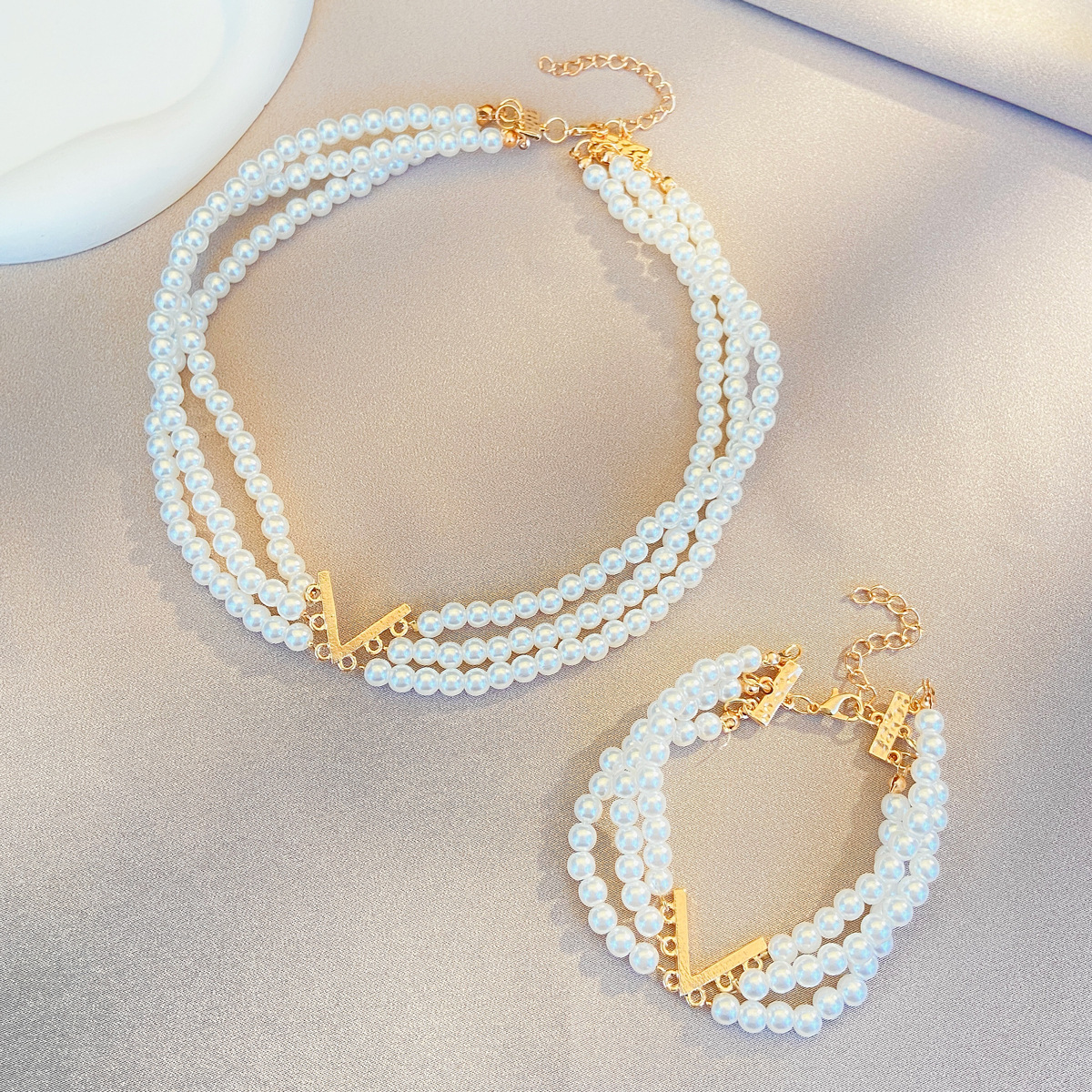 Designer multi-layer pearl jewelry set for women, ins-style European and American creative design V-neck choker, bracelet, necklace, earrings
