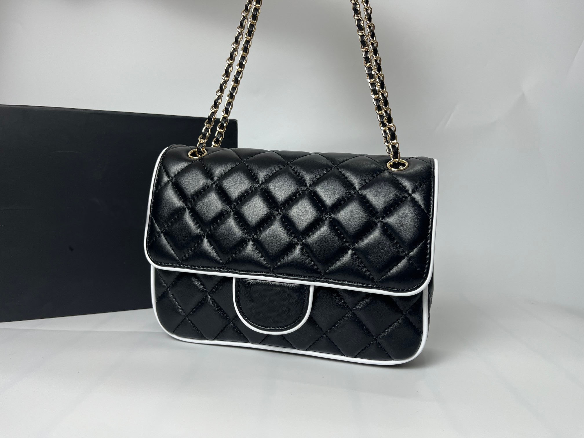 Trendsetting Compact Handbag For Girls Made from High-Quality Material