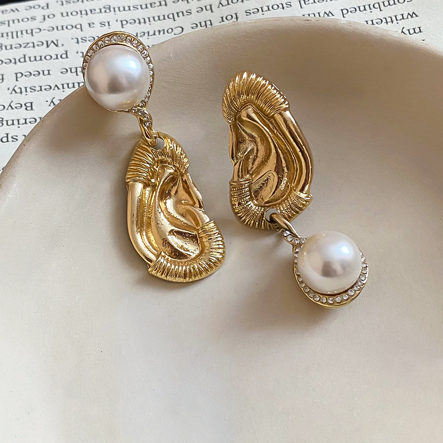 Vintage gold Ear-Shaped Pearl Pendant earrings for Women, Light Luxury, High-End Retro Earrings - view 3
