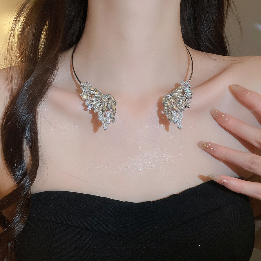 Metallic diamond-encrusted wings, exquisite fashionable with a unique design, elegant and luxurious high-end necklace wholesale - view 6