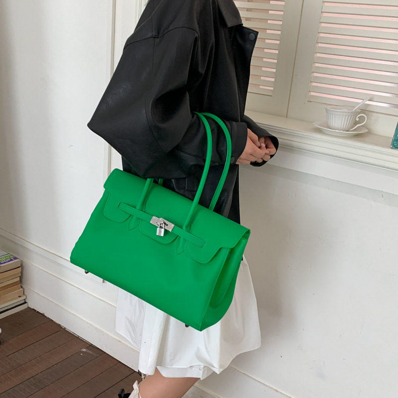 kiikii's same style jelly 2026 summer new commuter tote bag, fashionable transparent large-capacity underarm women's bag
