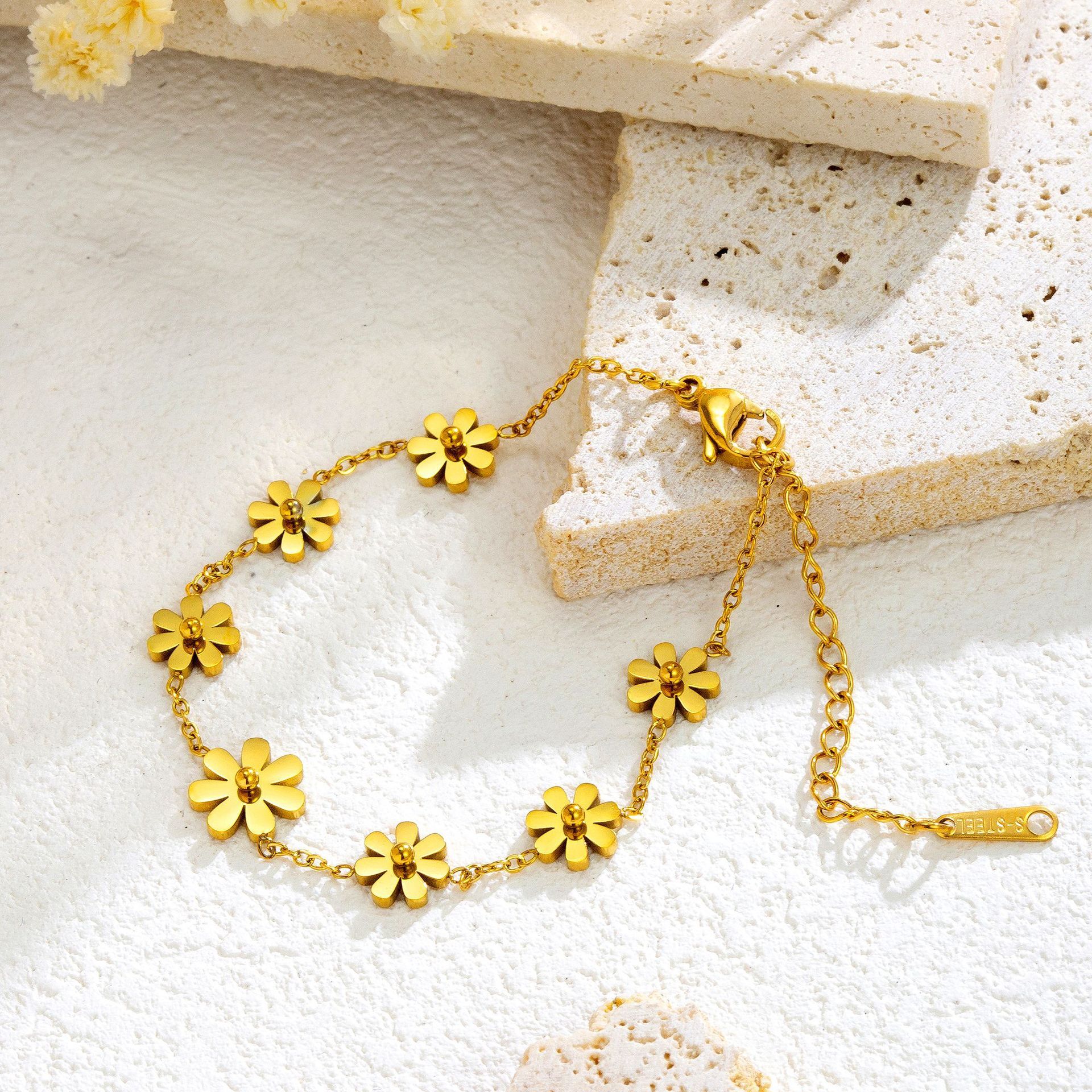 Designer Jewelry Fashionable and Exquisite Sunflower Design New Versatile Little Daisy Gold Necklace Highend Jewelry Set Luxury brand accessories