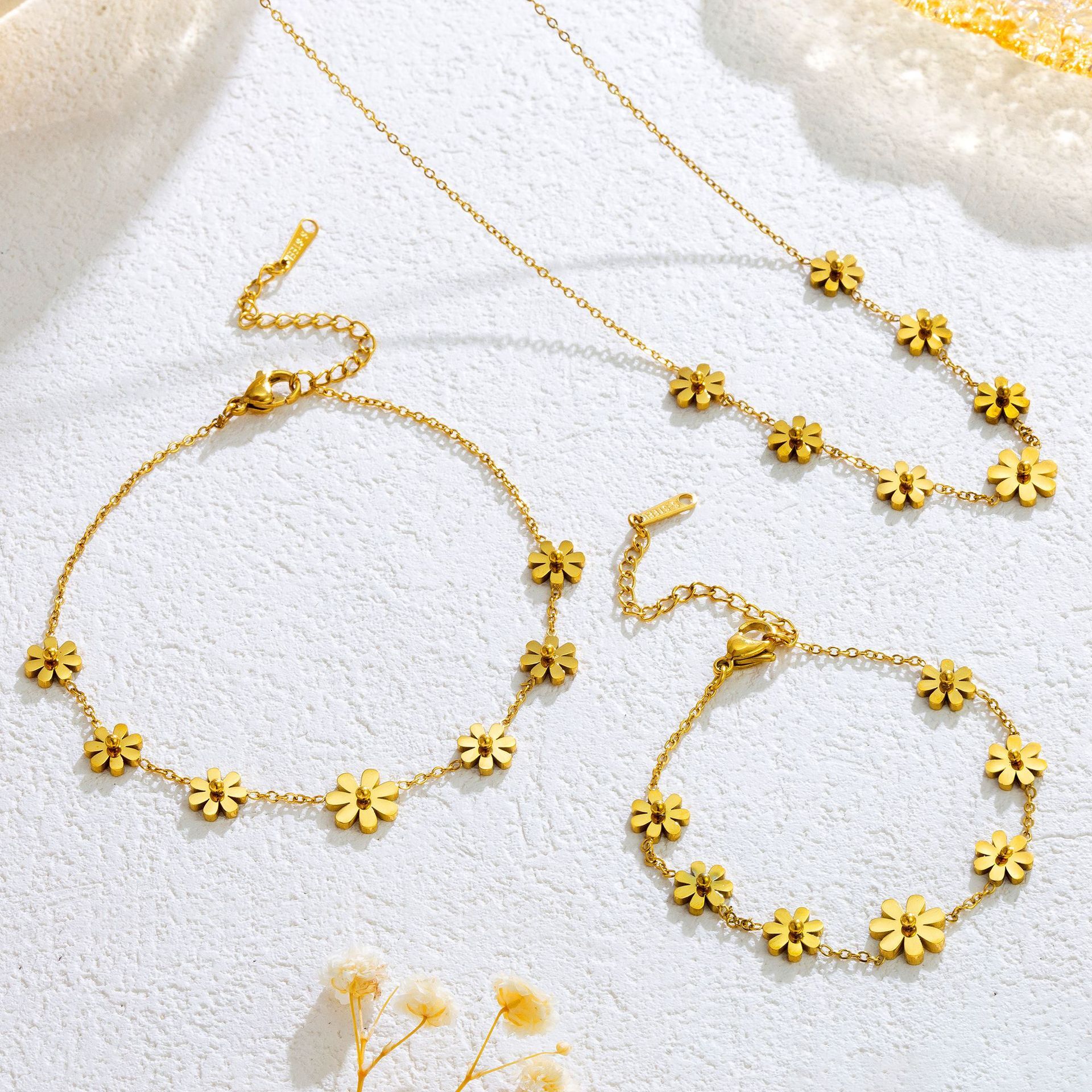 Designer Jewelry Fashionable and Exquisite Sunflower Design New Versatile Little Daisy Gold Necklace Highend Jewelry Set Luxury brand accessories
