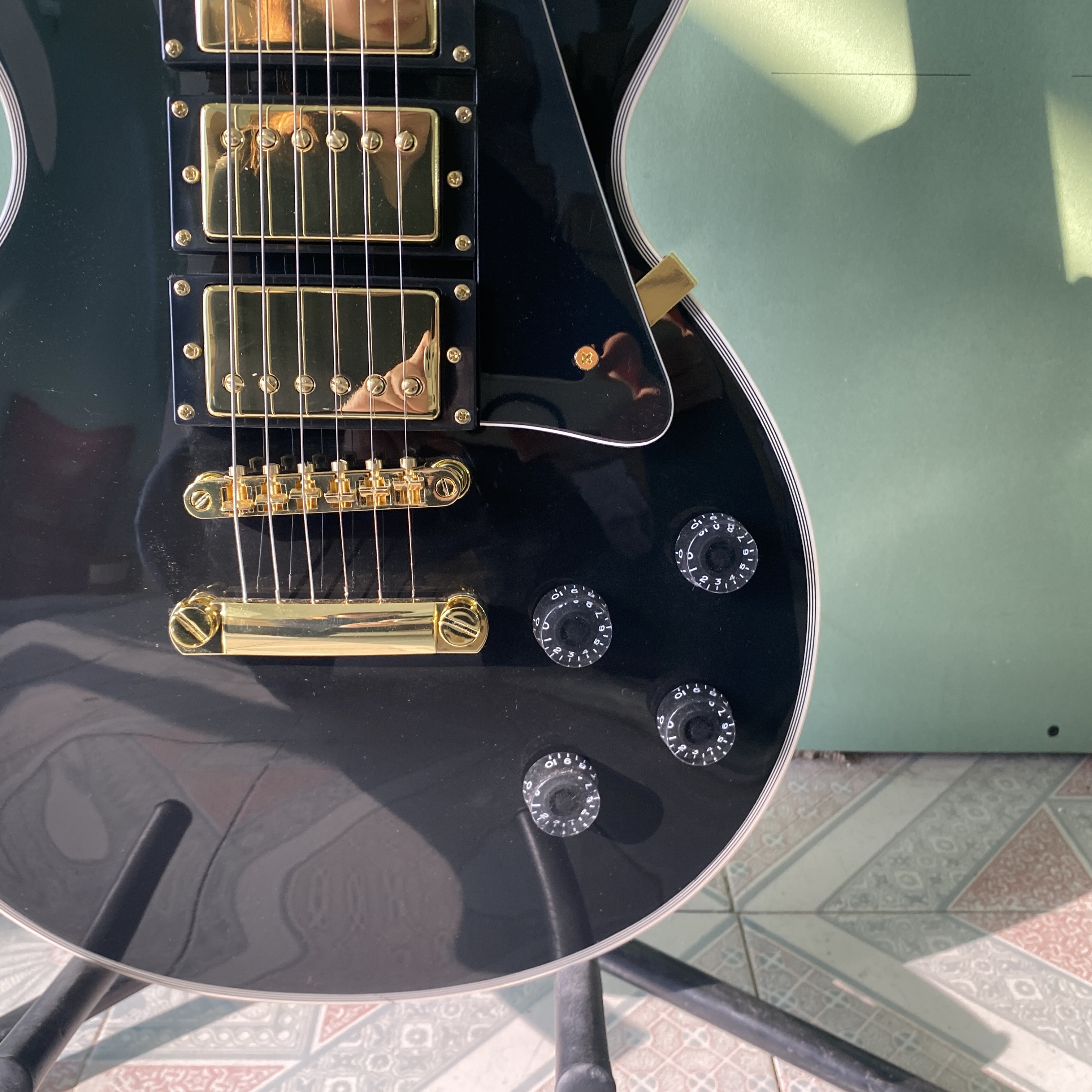 Classic black electric guitar, HHH pickup, simple design, mahogany body, 22frets, rosewood fingerboard, cool appearance, free shipping