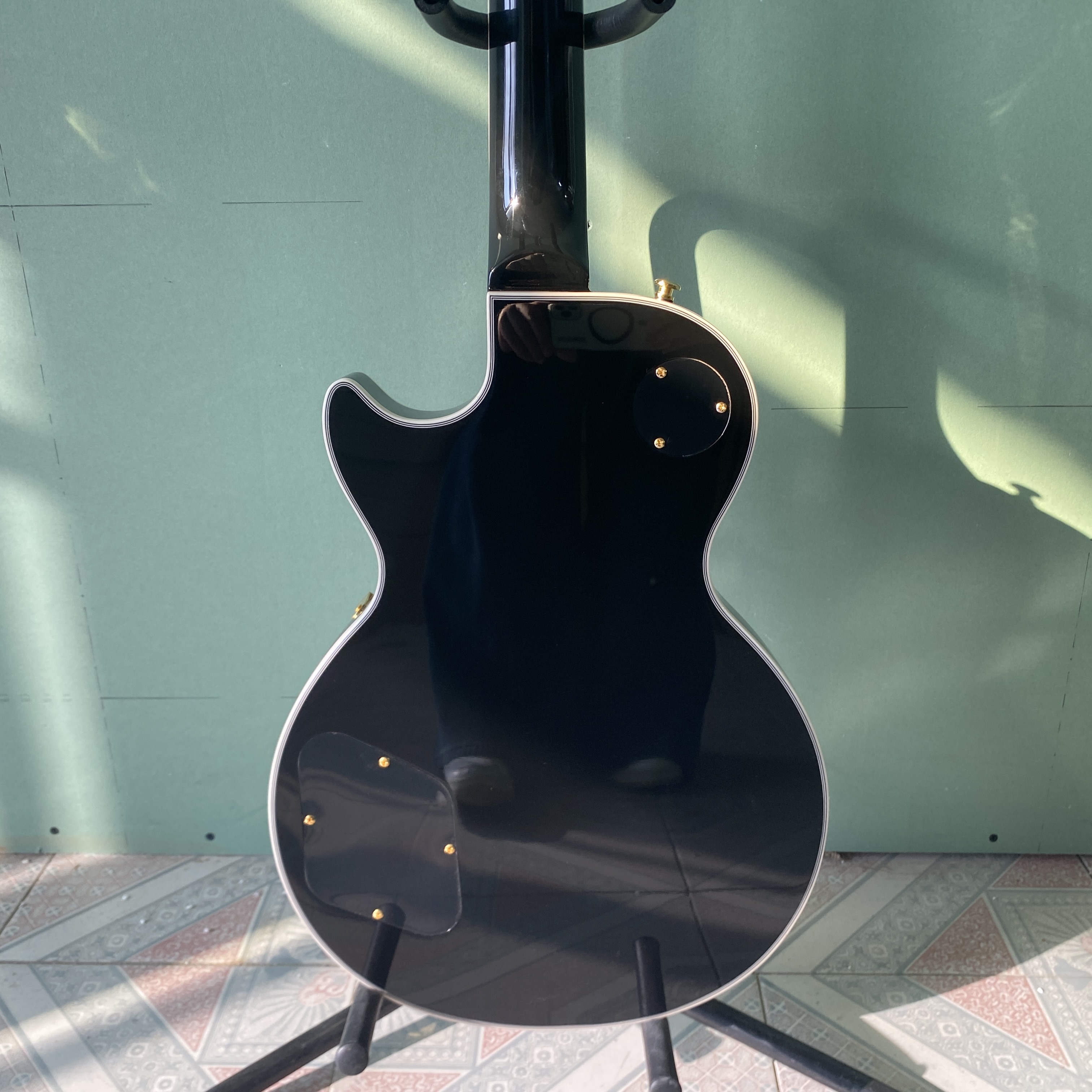Classic black electric guitar, HHH pickup, simple design, mahogany body, 22frets, rosewood fingerboard, cool appearance, free shipping