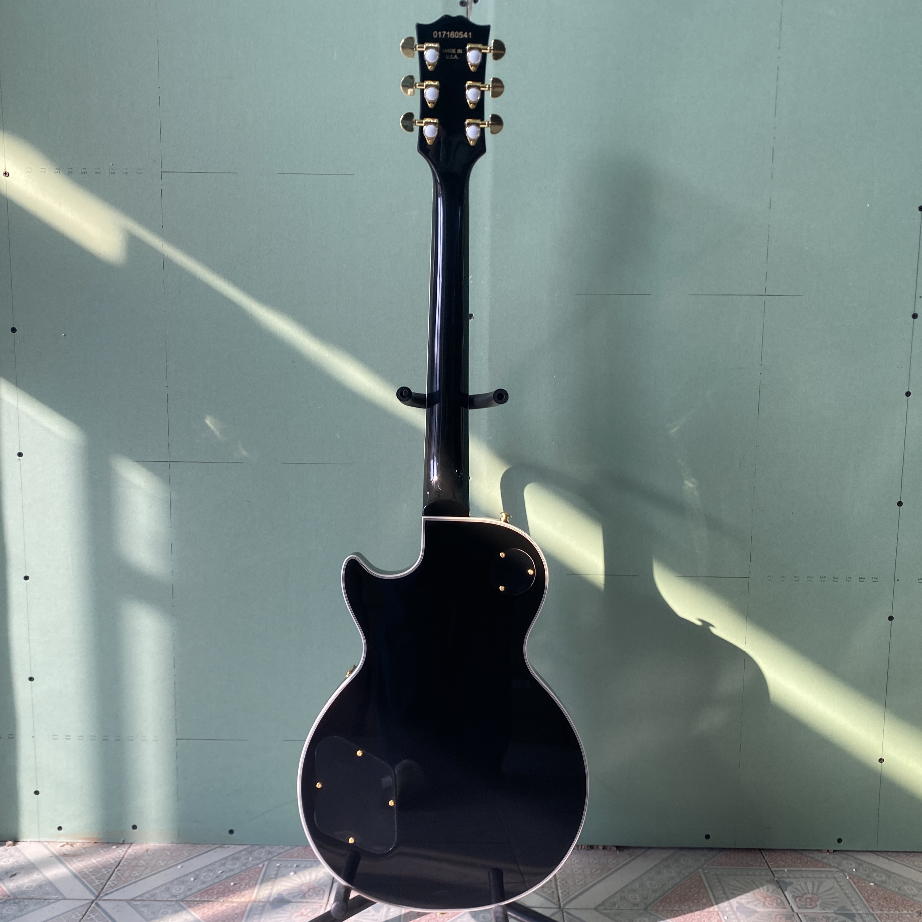 Classic black electric guitar, HHH pickup, simple design, mahogany body, 22frets, rosewood fingerboard, cool appearance, free shipping