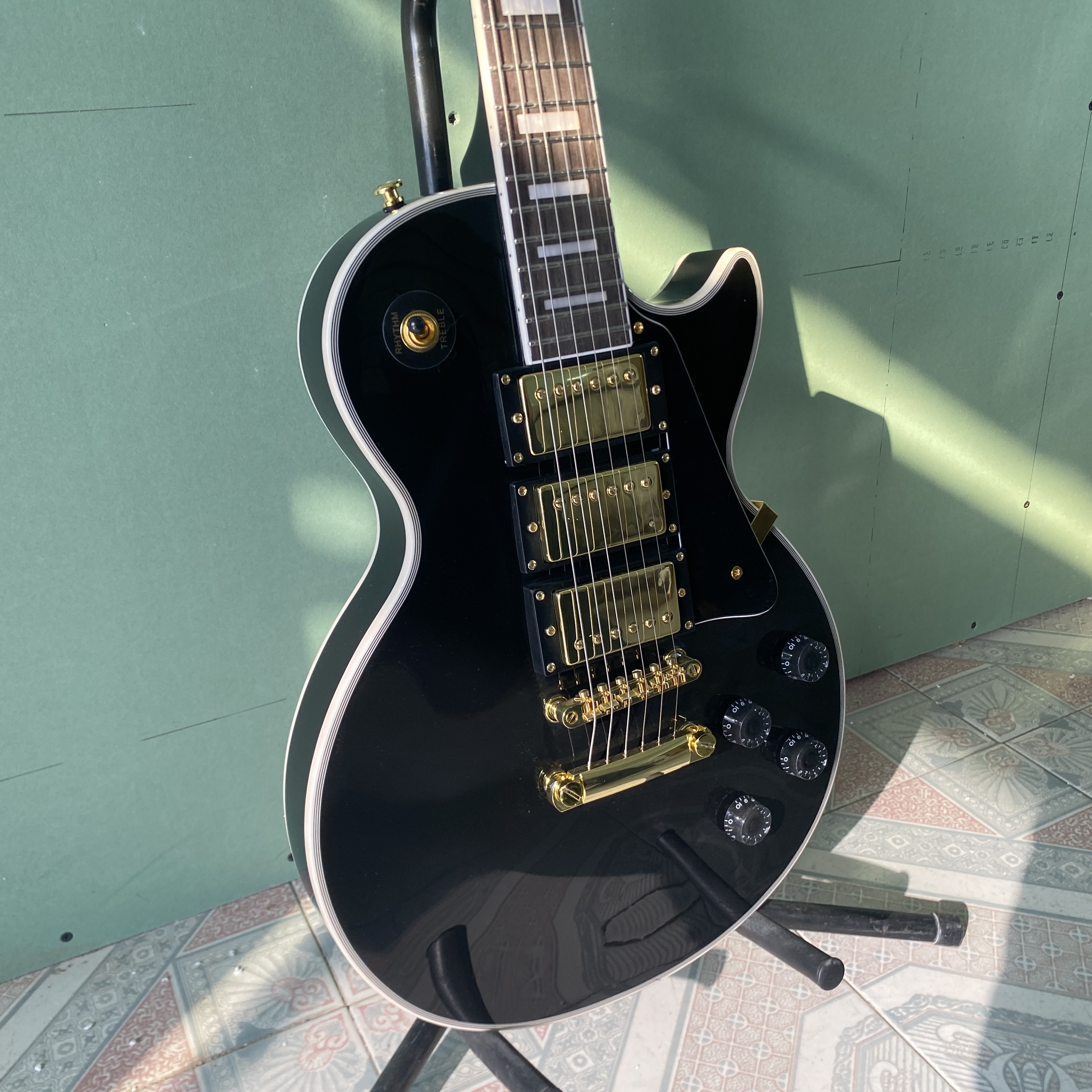Classic black electric guitar, HHH pickup, simple design, mahogany body, 22frets, rosewood fingerboard, cool appearance, free shipping