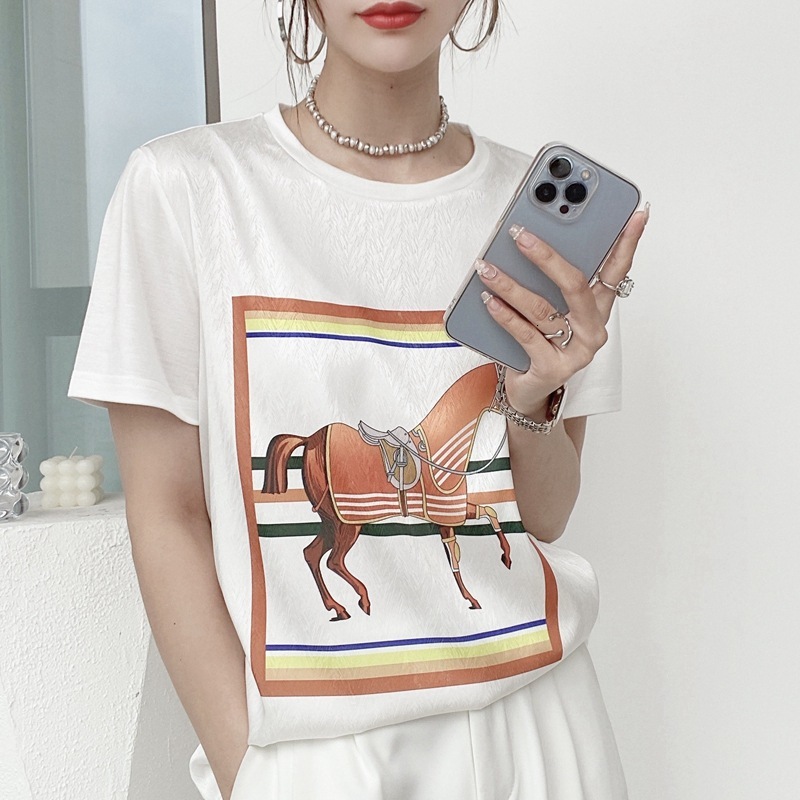 Womens Designer Horse Print Satin T Shirt Short Sleeve Crew Neck Casual Top With Smooth Silky Fabric Loose Fit Fashion Tee For Summer Daily Wear