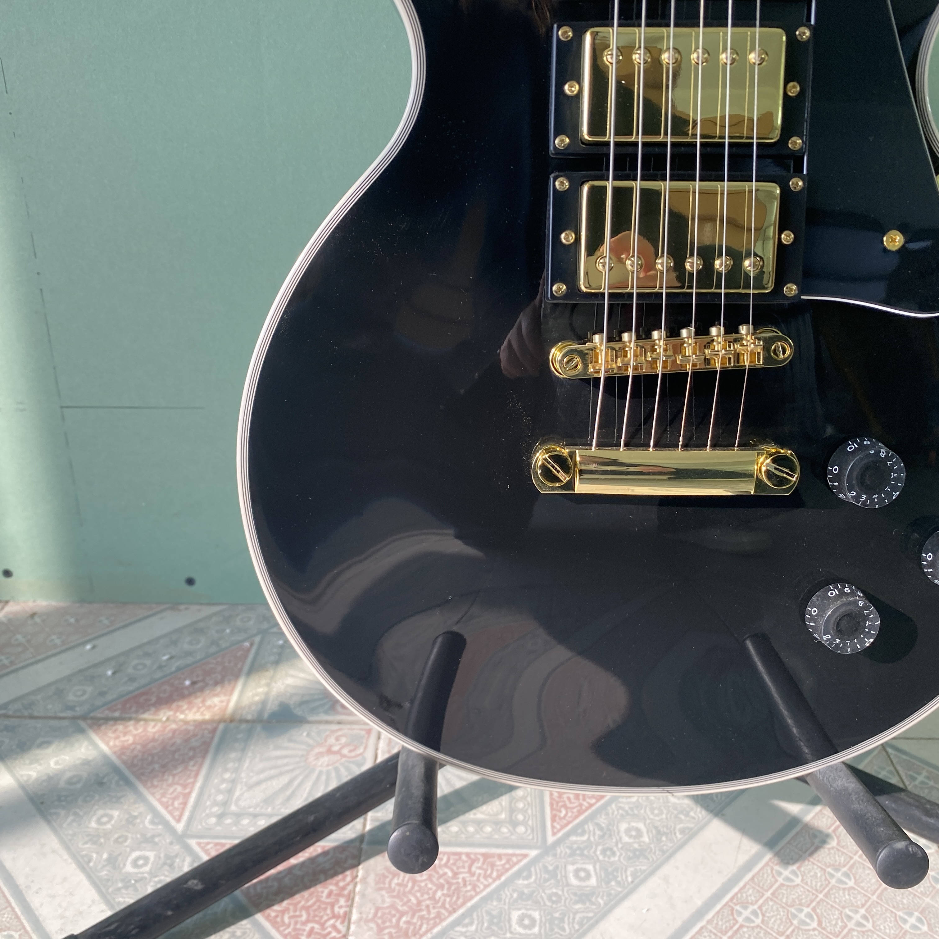 Classic black electric guitar, HHH pickup, simple design, mahogany body, 22frets, rosewood fingerboard, cool appearance, free shipping