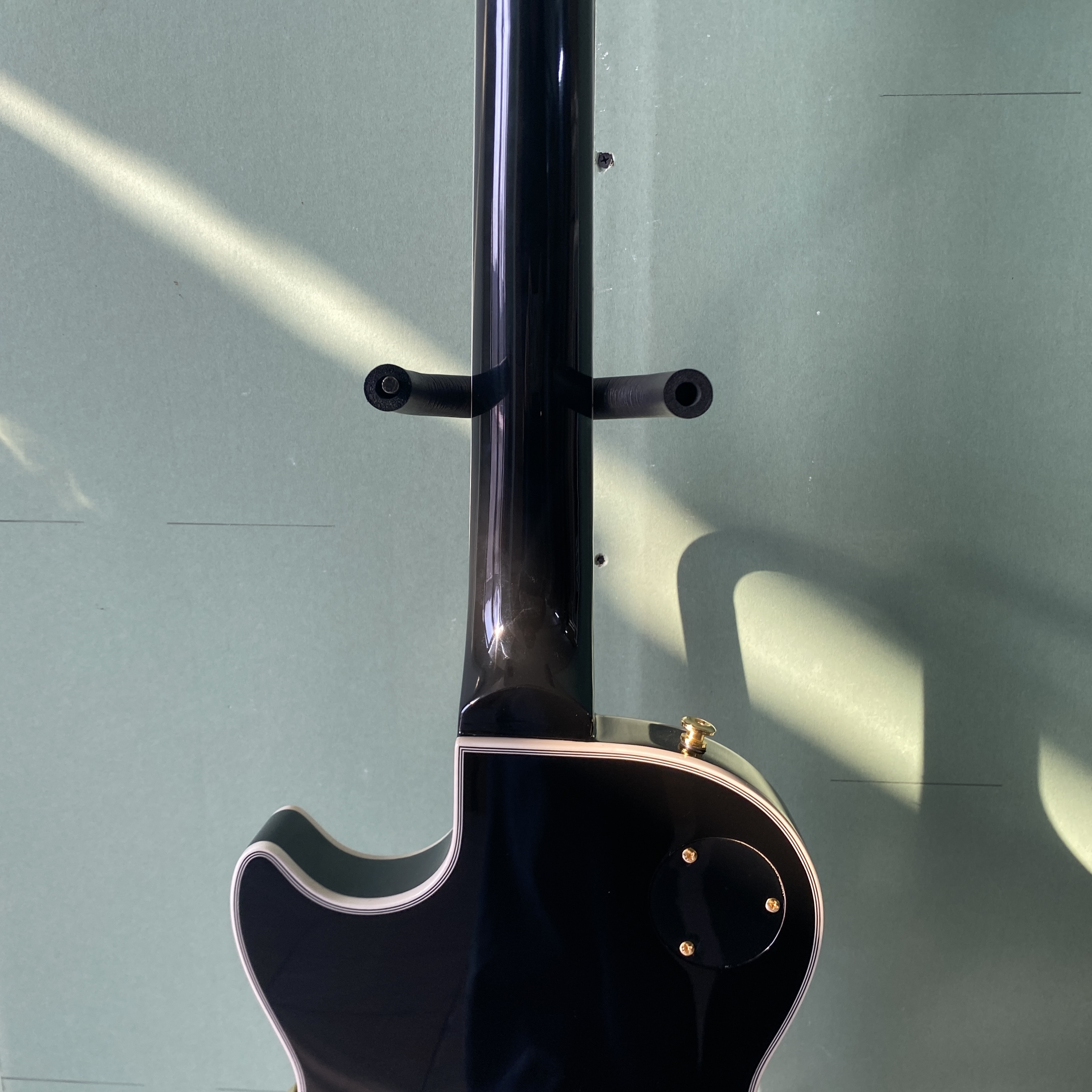 Classic black electric guitar, HHH pickup, simple design, mahogany body, 22frets, rosewood fingerboard, cool appearance, free shipping