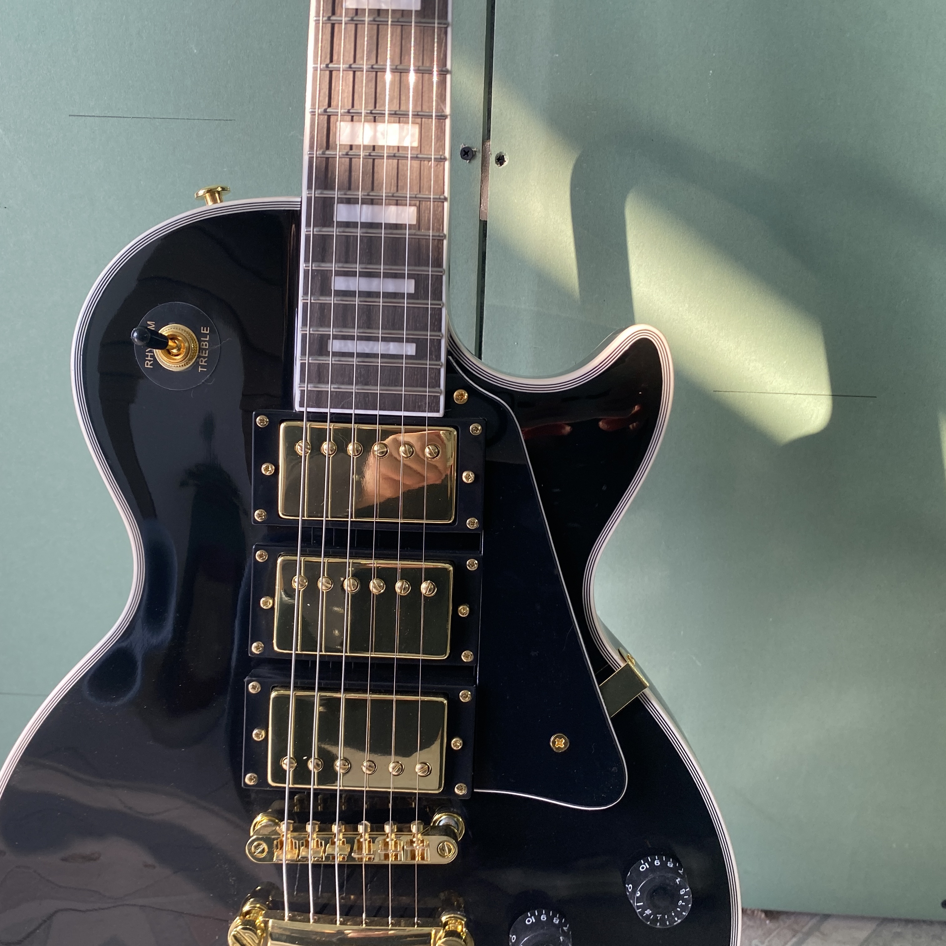 Classic black electric guitar, HHH pickup, simple design, mahogany body, 22frets, rosewood fingerboard, cool appearance, free shipping