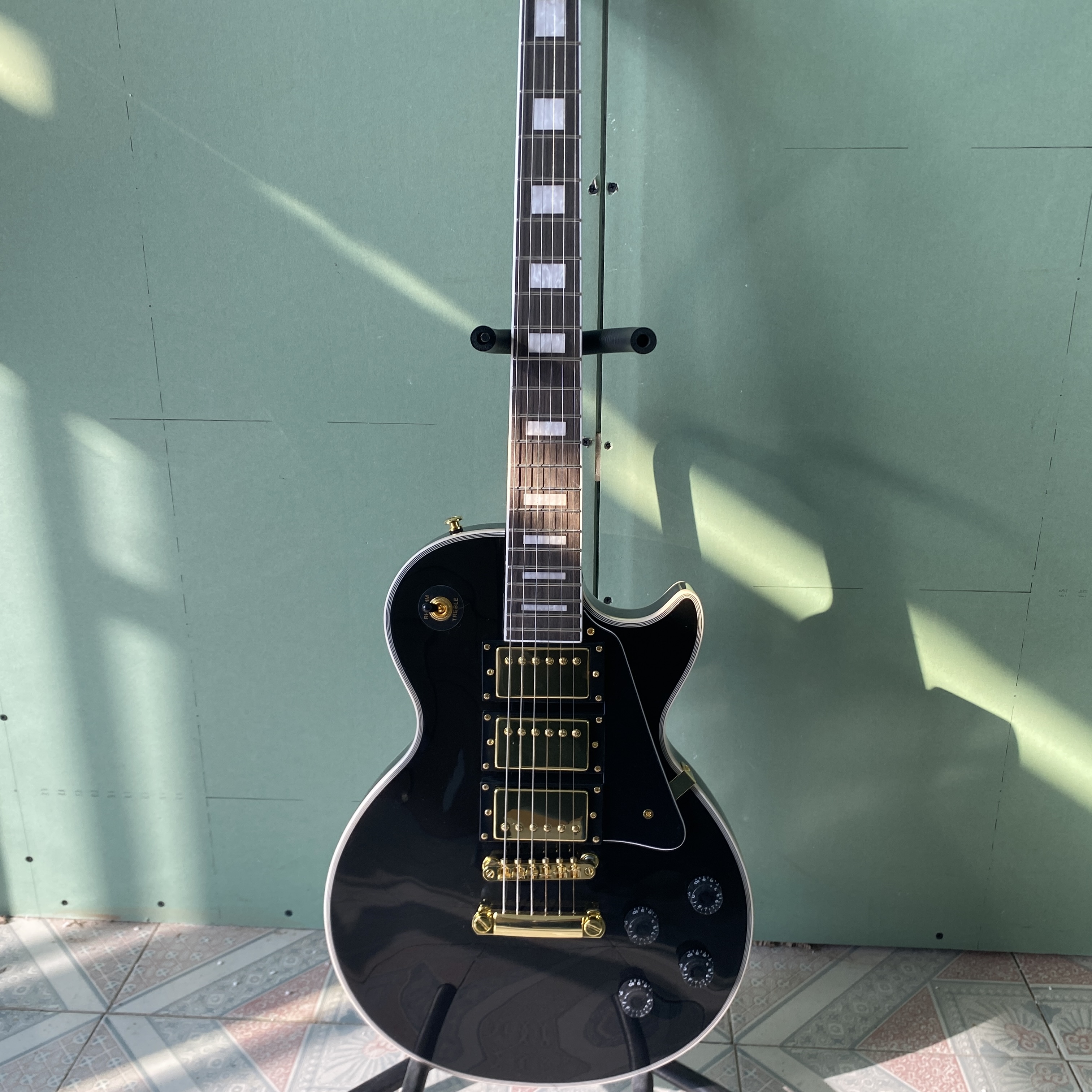 Classic black electric guitar, HHH pickup, simple design, mahogany body, 22frets, rosewood fingerboard, cool appearance, free shipping