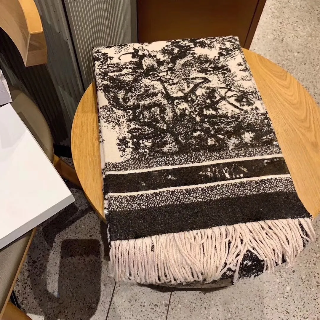 2026 New Fashionable Women's Cashmere Designer Scarf, Soft to the Touch, Long Shawl for Autumn and Winter, a Top Choice for Women's Gifts.