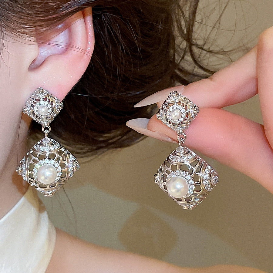 Stylish and elegant hollow-out zircon-encrusted geometric quadrilateral earrings,perfect for parties and versatile elegant ear jewelry - view 4