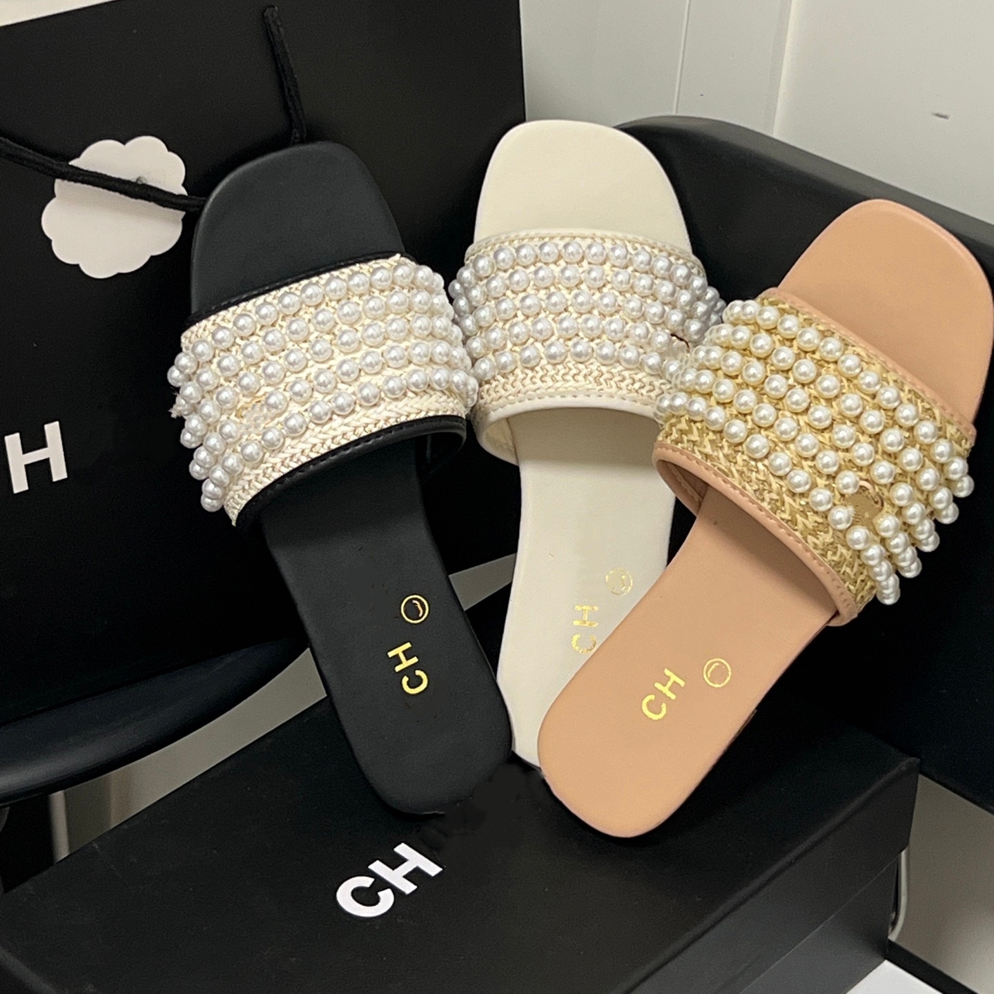 2026 CC Designer Paris Fashion Leather Pearl Decorated Upper Elegant and Romantic High Quality Comfortable Flat Ladies Slippers