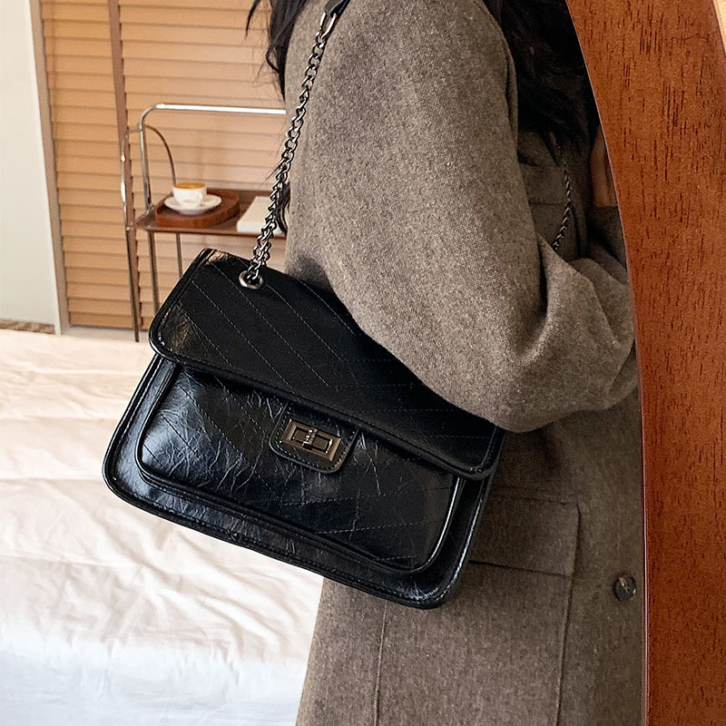 free shipping 2026 Women's Black Patent Leather Quilted Flap Bag Metal Chain Strap Large Capacity Commuter Shoulder Bag - view 4
