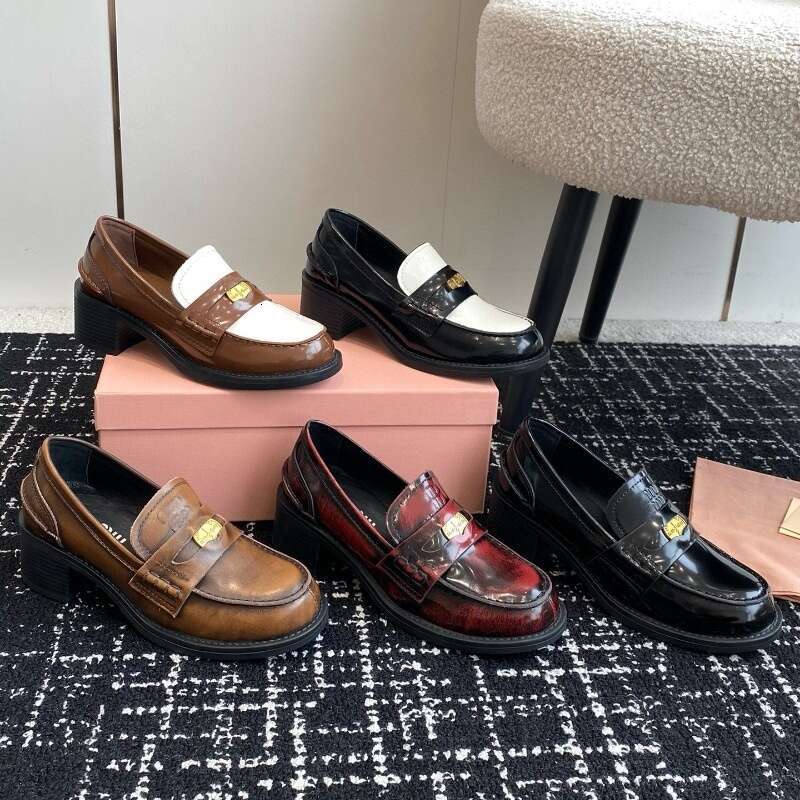 latest Designer women's cowhide loafers with classic crystal pattern Spring style flat semi fashionable Leather suitable for work office evening gowns