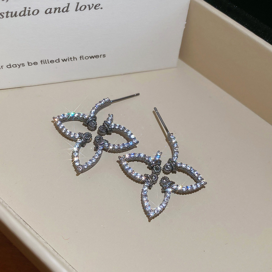 Jewelry Wholesale V Letter New Style Braided Four-Leaf Full for Women Hollow Flower with Diamond Earrings - view 8