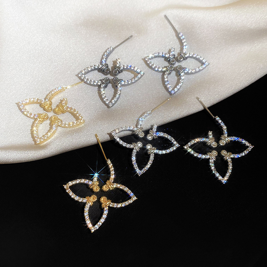 Jewelry Wholesale V Letter New Style Braided Four-Leaf Full for Women Hollow Flower with Diamond Earrings - view 5