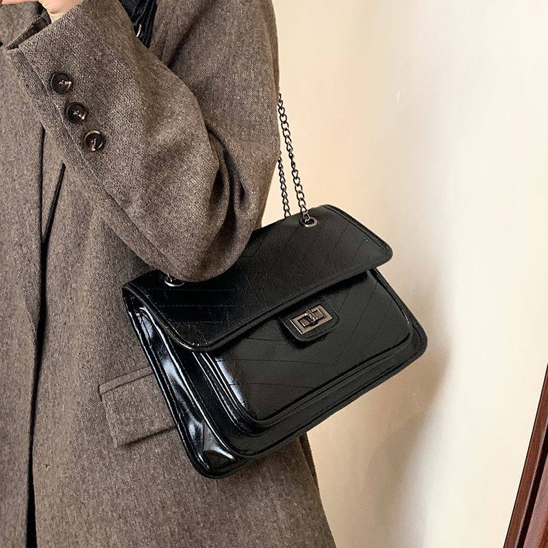 free shipping 2026 Women's Black Patent Leather Quilted Flap Bag Metal Chain Strap Large Capacity Commuter Shoulder Bag - view 3