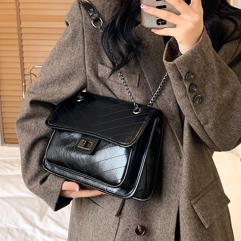 free shipping 2026 Women's Black Patent Leather Quilted Flap Bag Metal Chain Strap Large Capacity Commuter Shoulder Bag - view 5