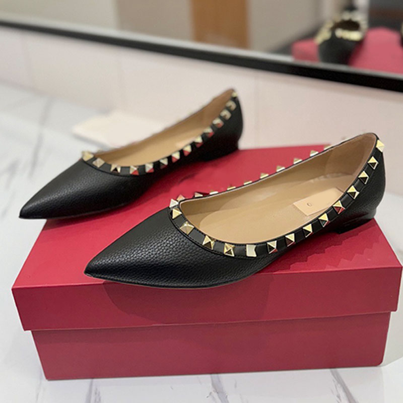 New spring autumn Black pointed rivet flat shoes Patent Rockstud Ballet Flat womens Shiny Patent Leather Popular flat boat shoes ballet shoes