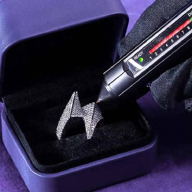 New Fine Hip Hop Jewelry Luxury Glaring Cool 925 Silver Iced Out Paved Vvs Moissanite Flash Hip Hop Letter Ring Moissanite