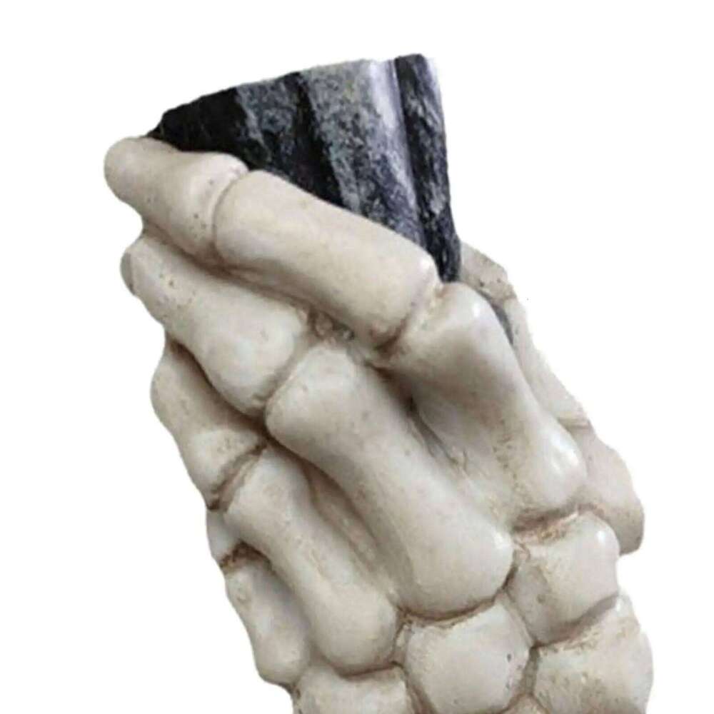 Halloween Taper Candle Resin Skull Hand Candlestick Holder Ornament Club Home Candles Stand for Dinner Kitchen Counter Y260131