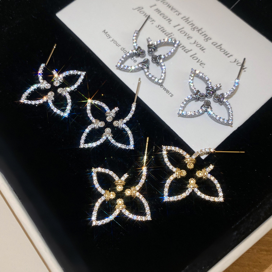 Jewelry Wholesale V Letter New Style Braided Four-Leaf Full for Women Hollow Flower with Diamond Earrings - view 4