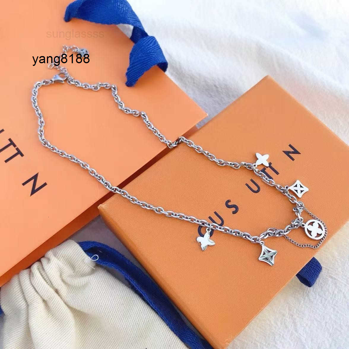 Lvs Louise Lousi lvness Necklace Luxury Heart Designer Bracelets Pendant for women Silver Necklace Vintage And Long chain Jewelry louisities vittonn Lvtity